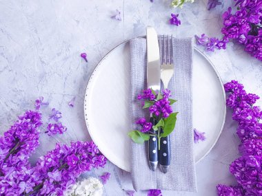 gri beton arka plan üzerinde leylak çiçek plaka