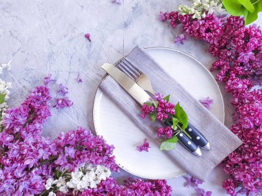 gri beton arka plan üzerinde leylak çiçek plaka