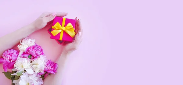 Mains Féminines Tiennent Une Boîte Cadeau Fleur Pivoine Sur Fond — Photo