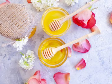 taze bal gri beton arka planda çiçek gül