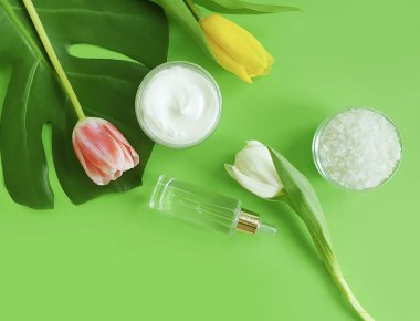 krem kozmetik çiçek lalesi renkli bir arka planda