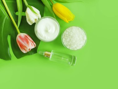 krem kozmetik çiçek lalesi renkli bir arka planda