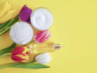 krem kozmetik çiçek lalesi renkli bir arka planda