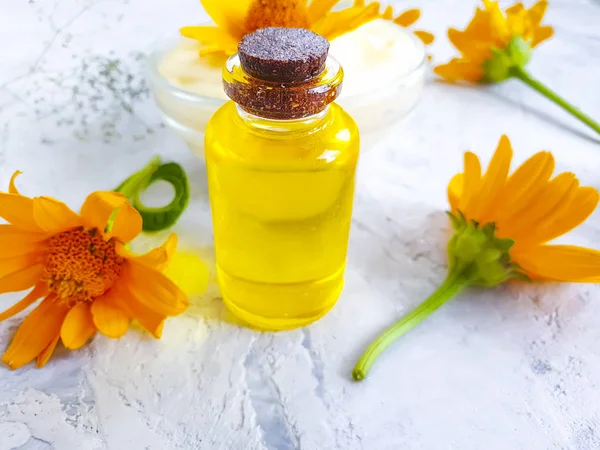 Aceite Cosmético Aceite Caléndula Sobre Fondo Hormigón —  Fotos de Stock