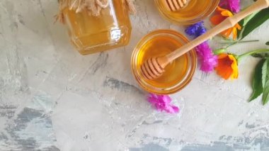 taze bal, gri beton arka planda Calendula çiçeği