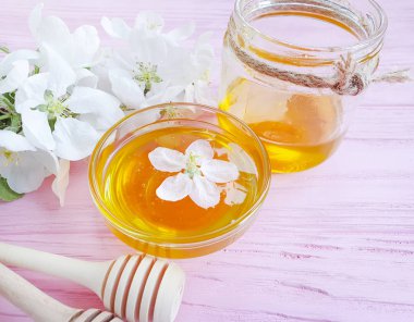 taze bal, ahşap arka planda kiraz çiçeklenme