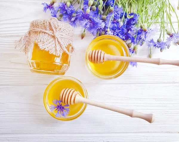 ahşap arka plan üzerinde taze bal çiçeği cornflower