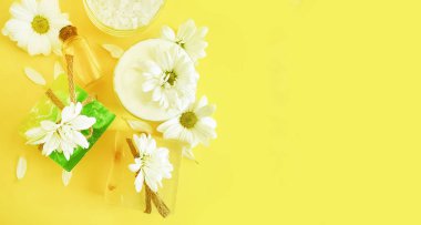 sabun, renkli bir arka plan üzerinde krem kozmetik çiçek krizantem