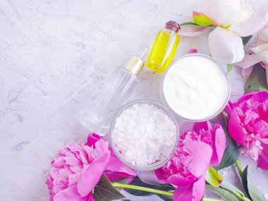 gri beton arka plan üzerinde krem kozmetik şakayık