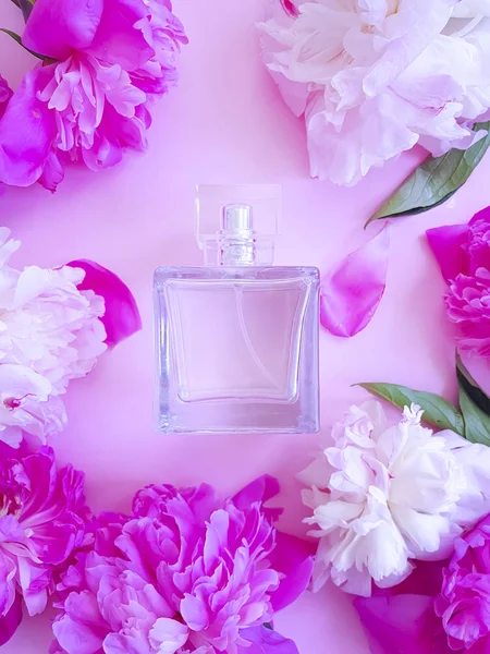 Bottiglia Profumo Fiore Peonia — Foto Stock