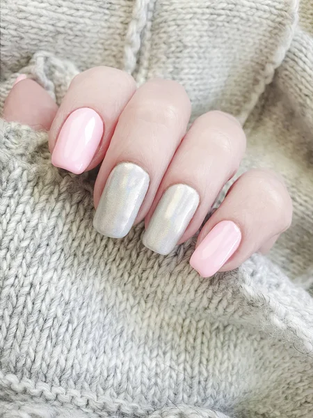 Suéter Manicura Manos Femeninas — Foto de Stock