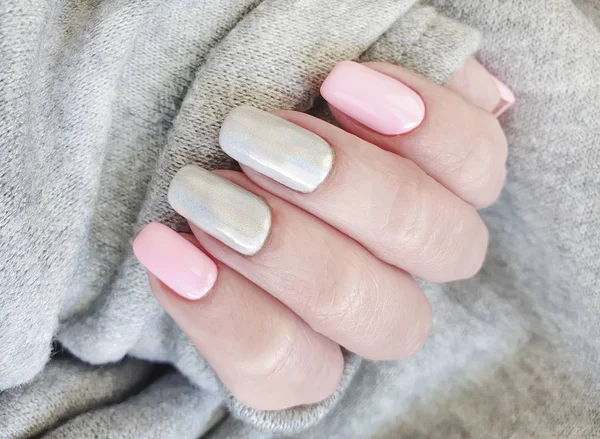 Kobiece Ręce Manicure Sweter — Zdjęcie stockowe