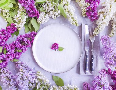 gri beton arka plan üzerinde plaka çiçek leylak