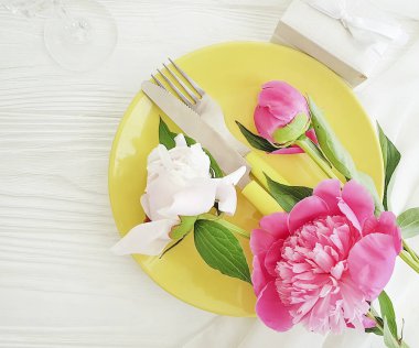 ahşap arka plan üzerinde şakayık çiçek plaka