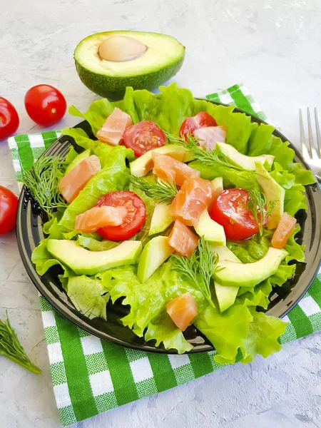 Insalata Avocado Salmone Sfondo Grigio Cemento — Foto Stock