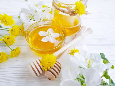 ahşap arka plan üzerinde taze bal çiçek elma ağacı