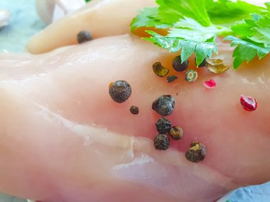 beton bir arka plan üzerinde çiğ tavuk göğsü