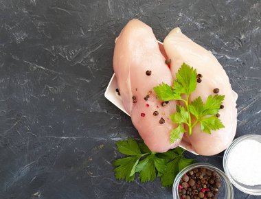 beton bir arka plan üzerinde çiğ tavuk göğsü