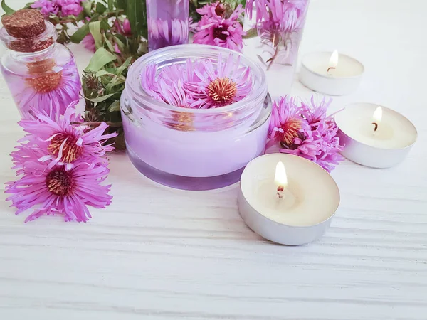 Kosmetisk Kräm Blomma Krysantemum Candle Trä Bakgrund — Stockfoto