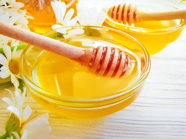 ahşap arka plan taze bal papatya çiçek