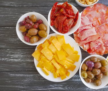 ahşap arka plan üzerinde sosis peynir zeytin kaju fıstığı