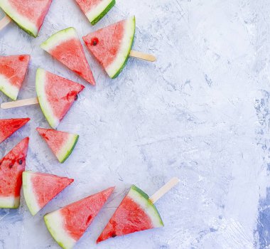 gri beton arka plan üzerinde karpuz dilimleri