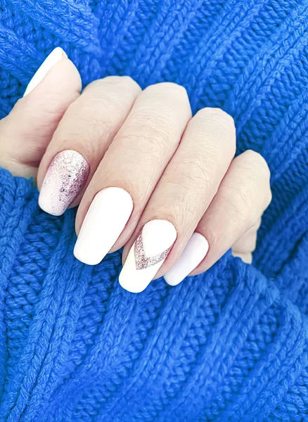 Kobieta Ręka Piękny Manicure Sweter — Zdjęcie stockowe