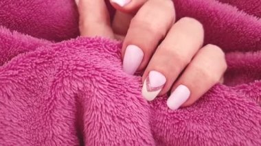kadın el güzel manikür kürk