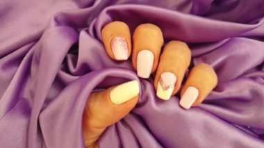 kadın el güzel manikür ipek, yavaş hareket