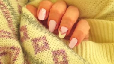 Kadın eli. Güzel manikür kazak.