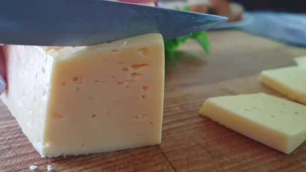 Κόψτε Τυρί Ένα Μαχαίρι Ξύλινο Φόντο Αργή Κίνηση — Αρχείο Βίντεο