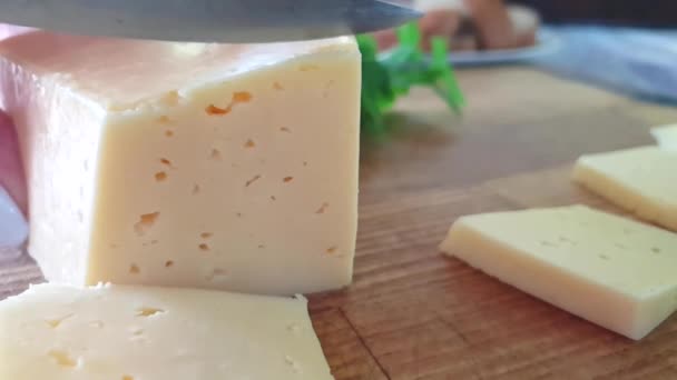 Queijo Cortado Com Uma Faca Fundo Madeira Câmera Lenta — Vídeo de Stock