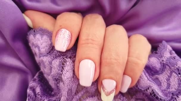 Kobiece Ręka Piękny Manicure Jedwabiu Powolny Ruch — Wideo stockowe