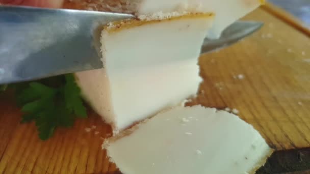 木製の背景にナイフで切られた脂肪 — ストック動画