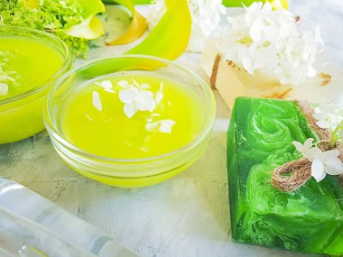 krem kozmetik sabun, beton arka plan üzerinde ortanca çiçek