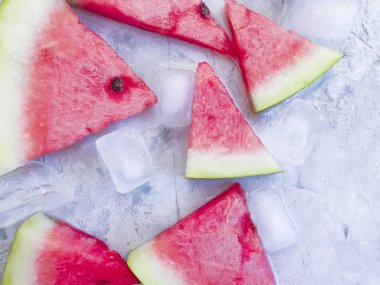 gri beton arka plan üzerinde karpuz parçası