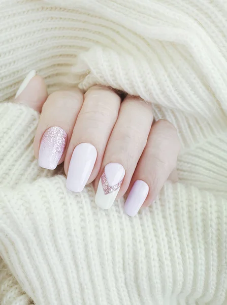 Kobieta Ręka Piękny Manicure Sweter — Zdjęcie stockowe