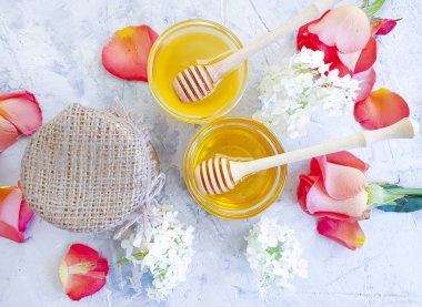 gri beton arka plan üzerinde taze bal gül çiçek