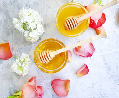 gri beton arka plan üzerinde taze bal gül çiçek