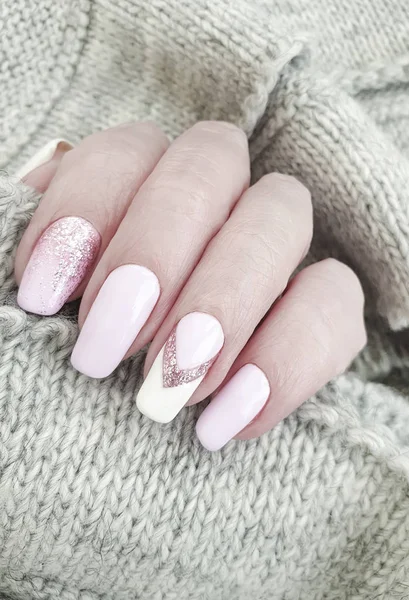 Kobieta Ręka Piękny Manicure Sweter — Zdjęcie stockowe