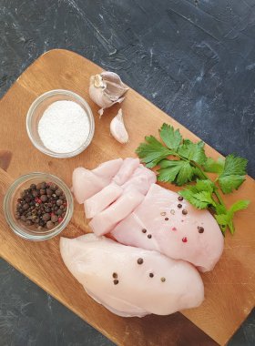 taze tavuk göğsü, beton arka plan maydanoz