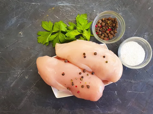 taze tavuk göğsü, beton arka plan maydanoz