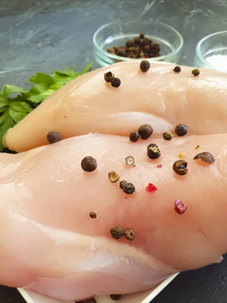 taze tavuk göğsü, beton arka plan maydanoz