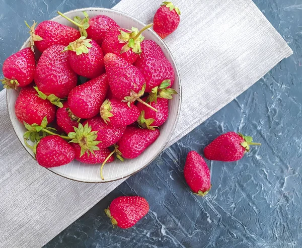 Fresh Strawberries Plate Concrete Background — Stock Photo, Image