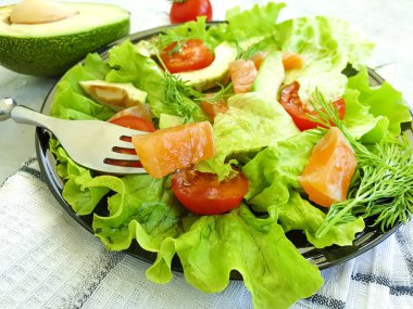 avokado salatası, beton arka plan üzerinde somon