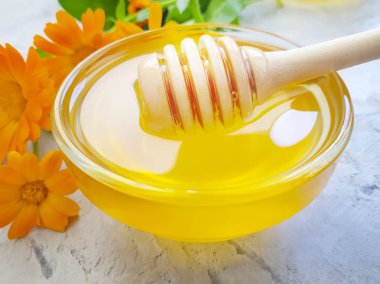 beton arka plan üzerinde taze bal çiçeği calendula