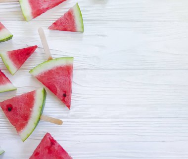 ahşap bir arka plan üzerinde olgun karpuz parçaları