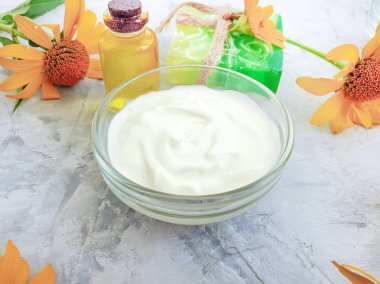 beton bir arka plan üzerinde kozmetik krem, yağ, sabun çiçeği calendula