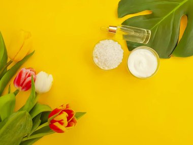 krem kozmetik çiçek lalesi renkli bir arka planda