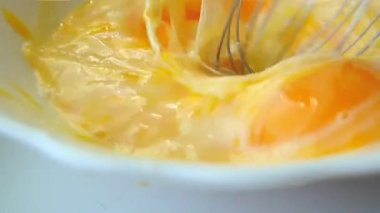 mikser yavaş hareket ile yumurta yendi